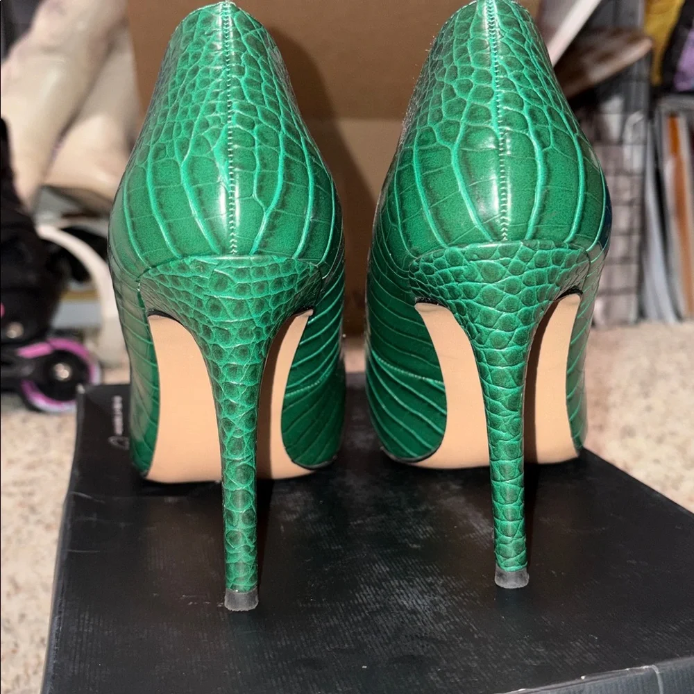 Michael Shannon Emerald Green Croc-Embossed Stiletto Pumps - Picture 6 of 8